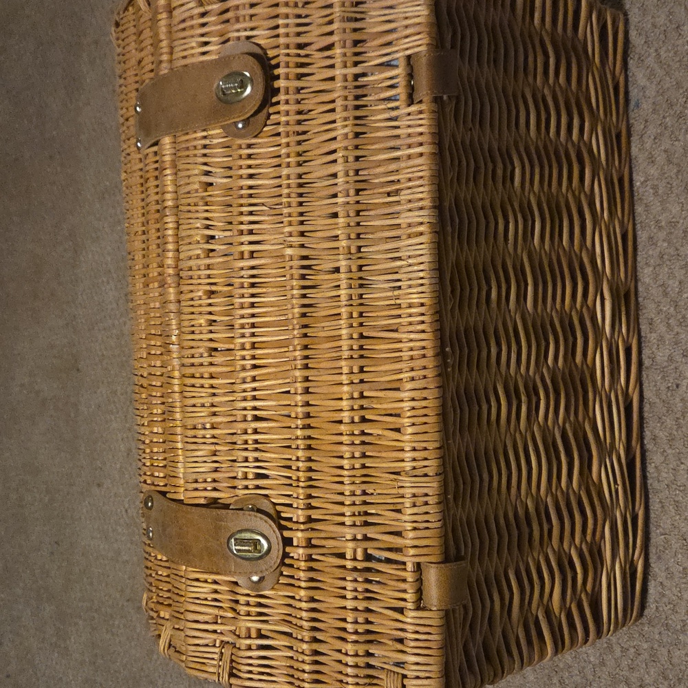 💝👑 Retro Wicker Picnic Basket w/ Plates/Cups Perfect For Romance On The Beach